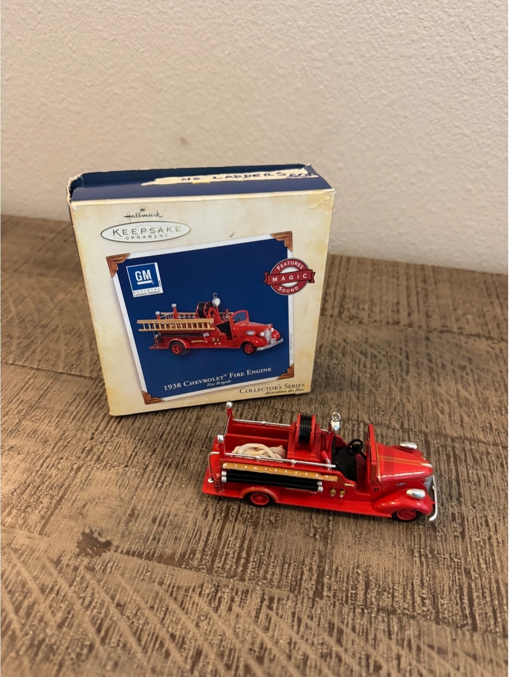 2005 Hallmark 1938 Chevrolet Fire Engine Ornament QX2035 Magic Sound Untested